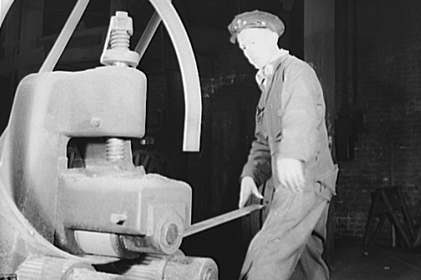 Shaping a steel tire